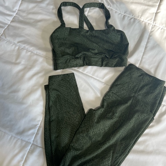 2 Piece - Green Snakeskin Print fitness Outfit - Picture 2 of 8